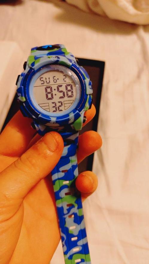 A&K digitaal horloge – camouflage blauw/groen – met doos, Sieraden, Tassen en Uiterlijk, Horloges | Kinderen, Gebruikt, Jongen