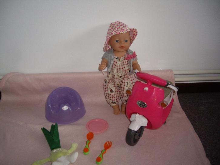 baby born met skooter, Kinderen en Baby's, Speelgoed | Poppen, Zo goed als nieuw, Babypop, Ophalen of Verzenden