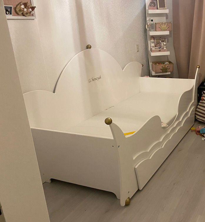Bed 90x200 met onderla en kledingkast met kroon, Ophalen, 85 tot 100 cm, Zo goed als nieuw, Matras