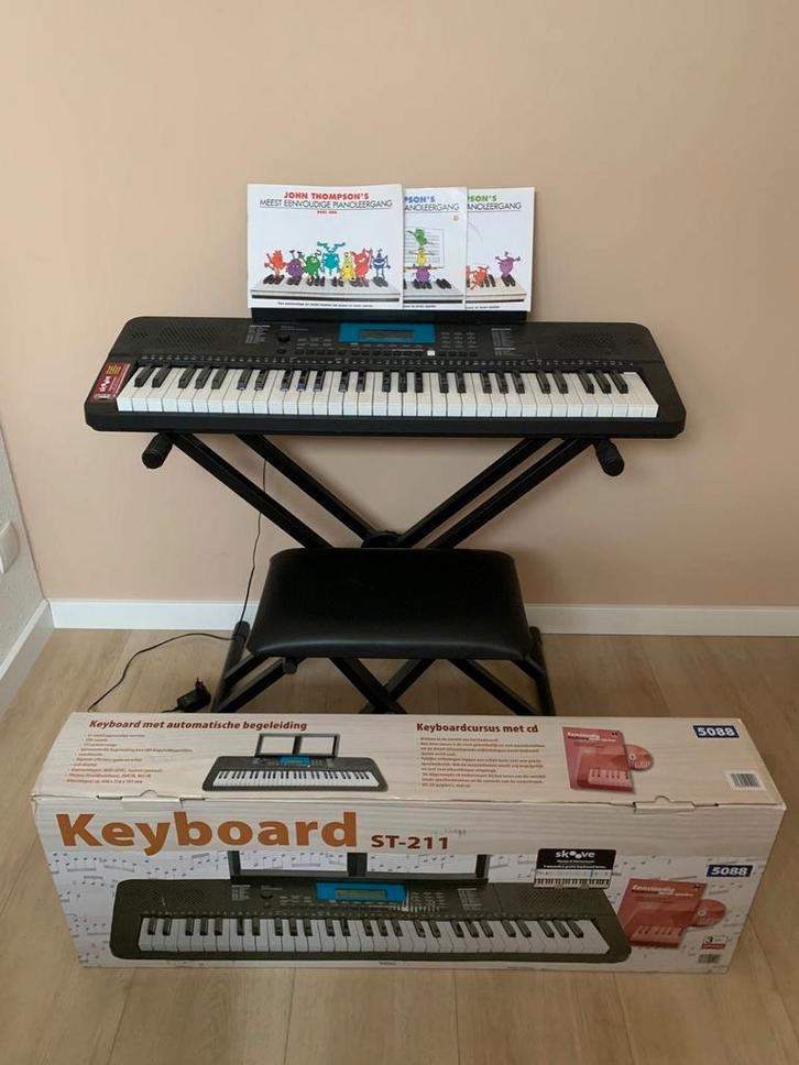 Keyboard inclusief kruk en 3 leerboekjes, Muziek en Instrumenten, Keyboards, Zo goed als nieuw, 61 toetsen, Overige merken, Met standaard