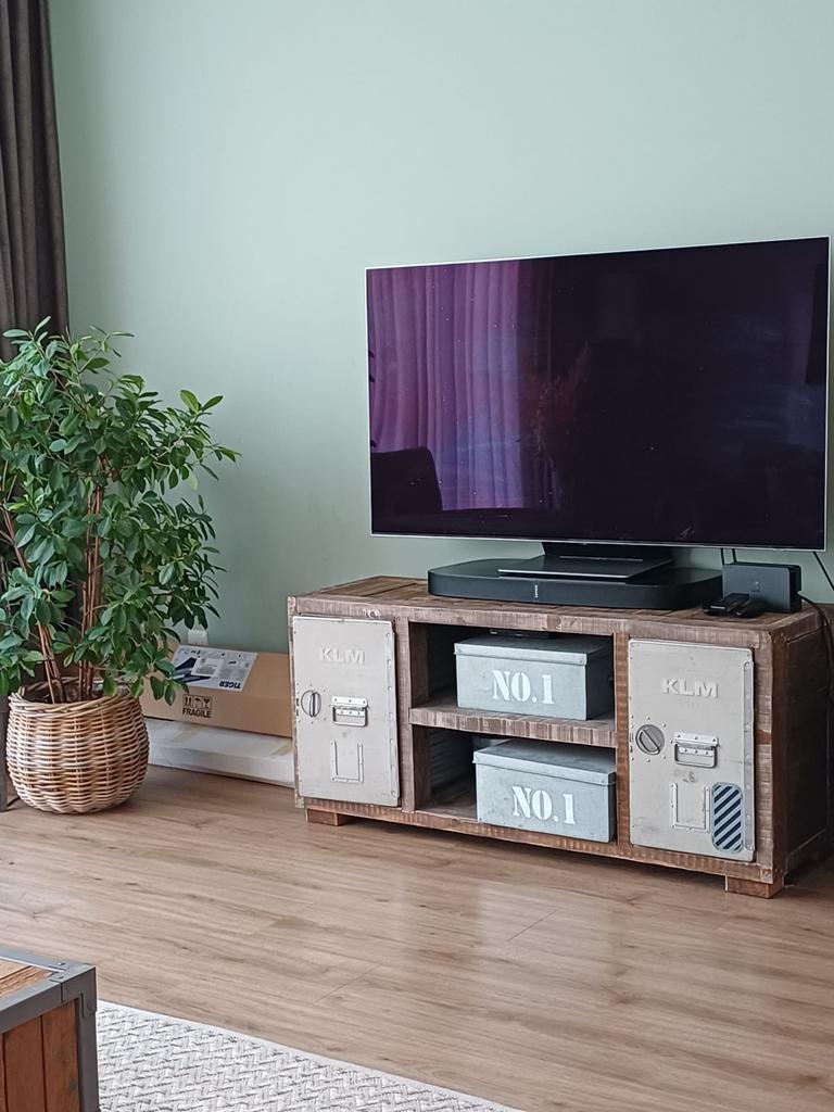 Unieke industriele TV kast met KLM catering kisten, Ophalen, Teakhout, Gebruikt, 100 tot 150 cm