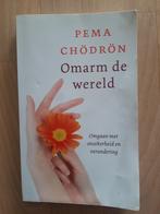 Pema Chödron - Omarm de wereld, Boeken, Ophalen of Verzenden, Gelezen