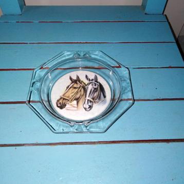 Klein asbakje met paarden beschikbaar voor biedingen