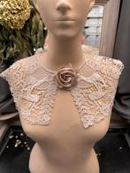 Gehaakte kraag, crème, zeer mooi, met bloem corsage, Antiek en Kunst, Ophalen of Verzenden