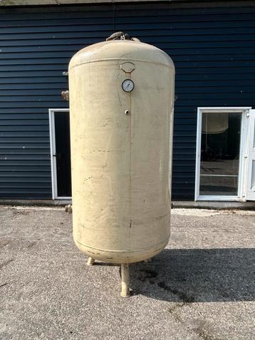 Verticale luchttank 2000 ltr beschikbaar voor biedingen