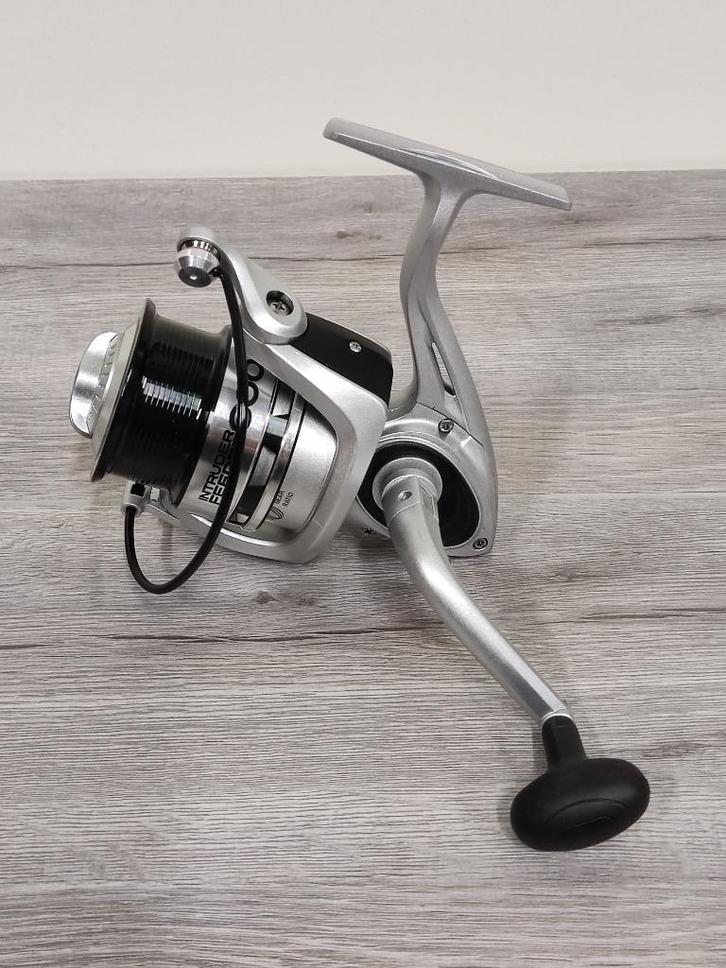 NIEUW Intruder 6000 Feedermolen 6-Lagers Molen Alu Spoel, Watersport en Boten, Hengelsport | Witvissen, Nieuw, Molen, Ophalen of Verzenden