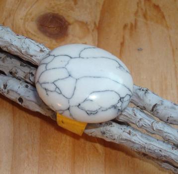 Verstelbare goudkleurige ring met howliet beschikbaar voor biedingen