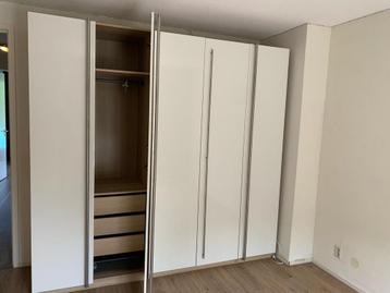 Mooie moderne witte 4deurs kledingkast/opbergkast beschikbaar voor biedingen