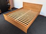 Stevig houten tweepersoonsbed - tijdloos en comfortabel, Huis en Inrichting, Slaapkamer | Bedden, Ophalen, Bruin, Tweepersoons
