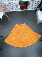 Gele suède rok., Kleding | Dames, Rokken, Ophalen of Verzenden, Zo goed als nieuw, Geel, Onder de knie