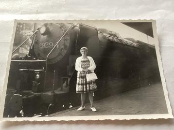 Vintage Foto: Meisje bij Stoomlocomotief, 1963 beschikbaar voor biedingen