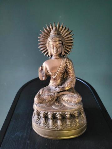 Bronzen Boeddha beeld – 22 cm – 1,8 kg – met zonnestraalkroo beschikbaar voor biedingen