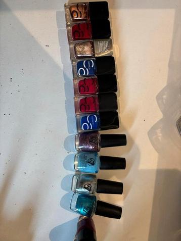 Diverse nagellakjes beschikbaar voor biedingen