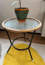 Rotan bijzettafeltje met glazen plaat, Huis en Inrichting, Tafels | Bijzettafels, Minder dan 55 cm, Gebruikt, Rond, Glas