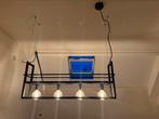 Zwarte hanglamp met rek, Huis en Inrichting, Lampen | Hanglampen, Ophalen, Zo goed als nieuw, Metaal, Minder dan 50 cm