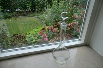 glazen karaf met stop, met ingeslepen bloemen beschikbaar voor biedingen