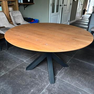 Massief eiken eettafel 140 cm facetrand met spinpoot beschikbaar voor biedingen