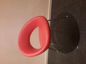 Nina van Artifort, rood kunstleer. Comfortabele eyecatcher  beschikbaar voor biedingen