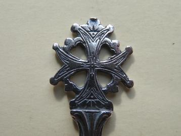 Verzilverd lepeltje Hugenotenkruis / Maltezer kruis beschikbaar voor biedingen