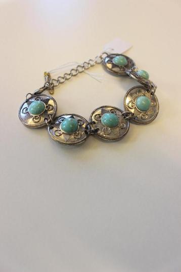 Zilverkleurige armband met turquoise steentjes beschikbaar voor biedingen