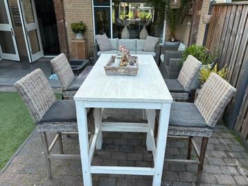 Bar tafels met barkrukken beschikbaar voor biedingen