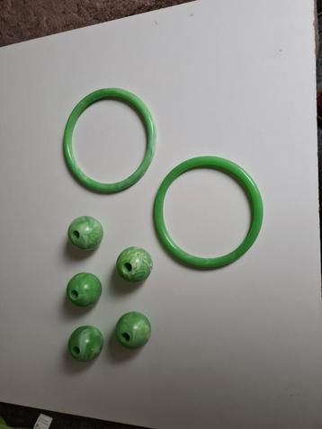 Macramé benodigdheden, vintige, groen: 2 ringen en 5 kralen beschikbaar voor biedingen