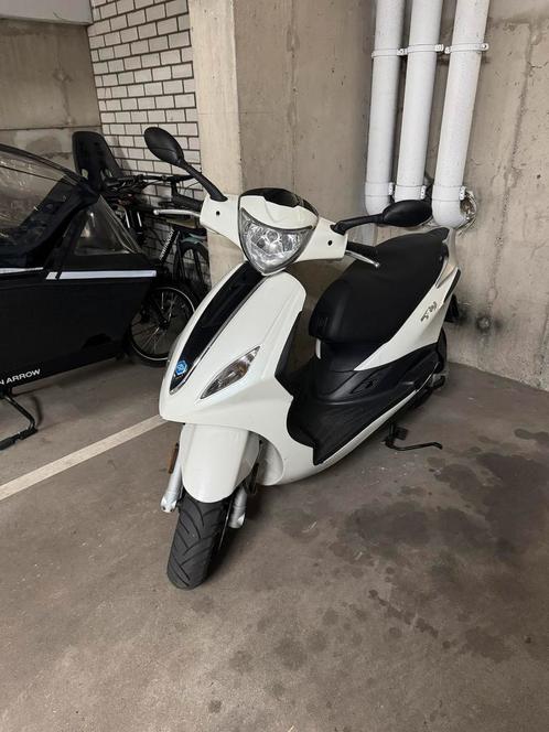 Piaggio Fly 4T, Fietsen en Brommers, Scooters | Piaggio, Zo goed als nieuw, Fly, Maximaal 45 km/u, Ophalen