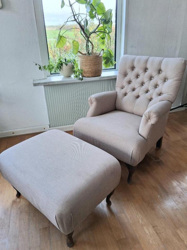 Klassieke fauteuil stoel met poef – landelijk - Queen Ann, Huis en Inrichting, Fauteuils, Gebruikt, Hout, Stof, Overige materialen
