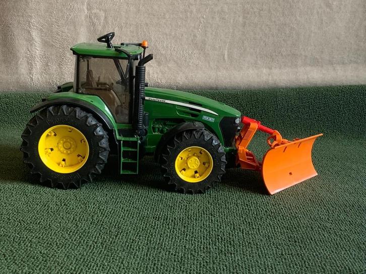 BRUDER # 7930 EN # 02582 John Deere Tractor / sneeuwschuiver, Hobby en Vrije tijd, Modelbouw | Auto's en Voertuigen, Zo goed als nieuw