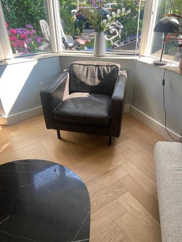 Zwart lederen fauteuil van Furnified incl poef beschikbaar voor biedingen