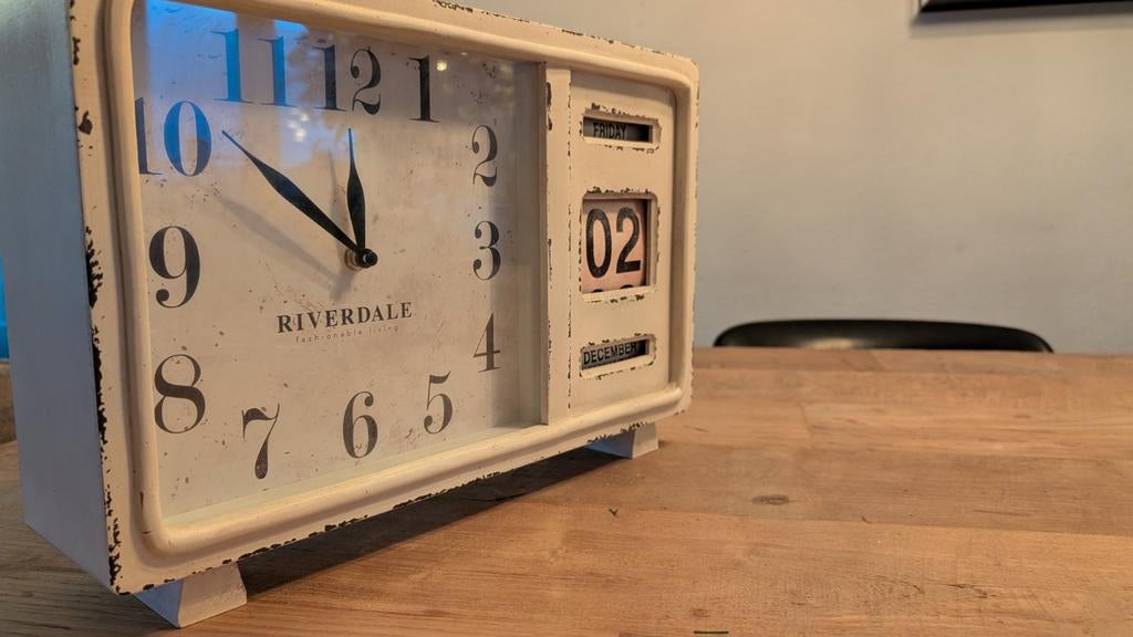 Riverdale Vintage Houten Klok met Datum, Ophalen of Verzenden, Gebruikt, Analoog, Wekker of Tafelklok