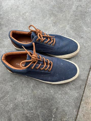 Leuke sportieve schoen beschikbaar voor biedingen