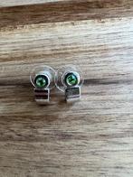 Zilverkleurige oorbellen met groene zirkonia steentjes, Overige materialen, Ophalen of Verzenden, Zo goed als nieuw, Knopjes of Stekers