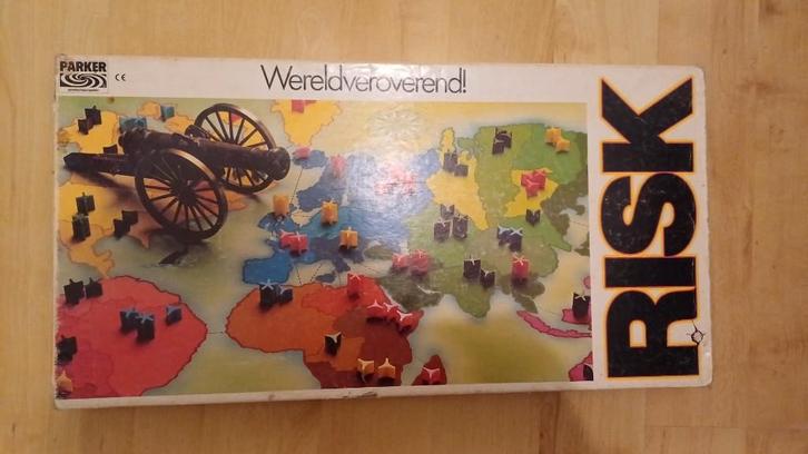 bordspel vintage 1976 Risk witte doos fraai mooi, Hobby en Vrije tijd, Gezelschapsspellen | Bordspellen, Zo goed als nieuw, Een of twee spelers