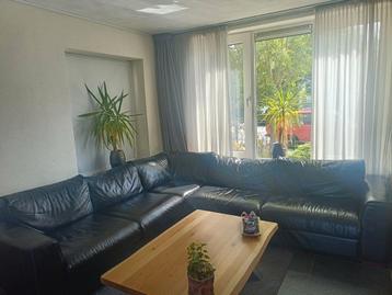 Zwart leren hoekbank 300 bij 250