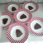 Alie kruse kolk  6 diepe borden met  dennenappels, Ophalen of Verzenden, Overige stijlen, Bord(en)