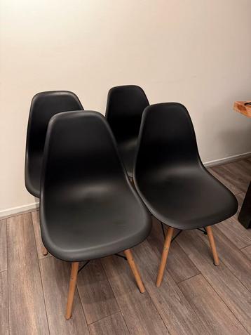 Set van 4 zwarte stoelen beschikbaar voor biedingen