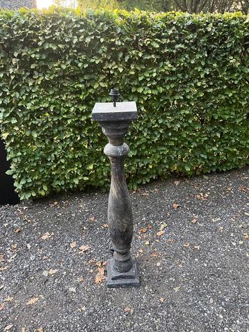 Houten vloerlamp beschikbaar voor biedingen
