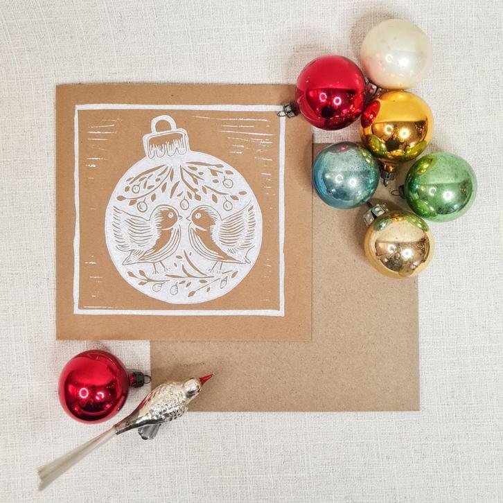 Dubbele kerstkaart 15x15 cm. met envelop linosnede kerstbal, Diversen, Kerst, Nieuw, Ophalen of Verzenden