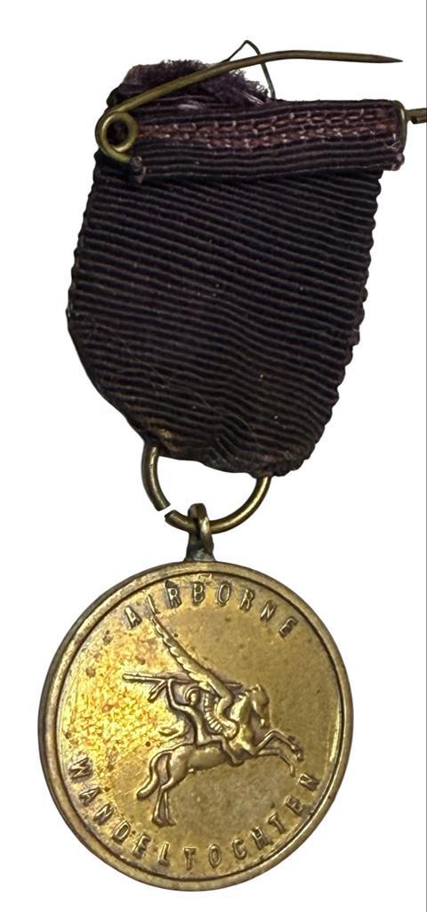 Medaille Slag om Arnhem - Airborne Wandeltocht, Verzamelen, Militaria | Algemeen, Overige soorten, Lintje, Medaille of Wings, Nederland