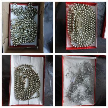 2 oude kerst kralen kettingen zilver, 190 cm en 3 meter lang beschikbaar voor biedingen