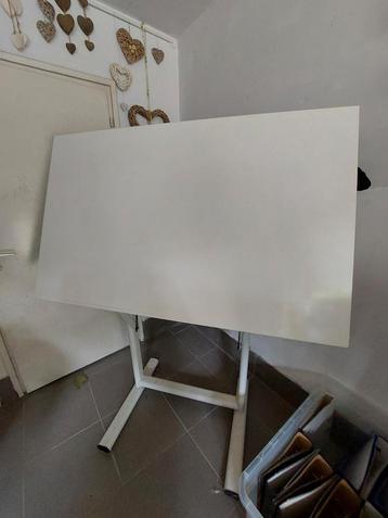 Teken tafel  beschikbaar voor biedingen