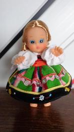 Vintage Pools popje in klederdracht, Verzamelen, Poppen, Ophalen, Zo goed als nieuw, Pop