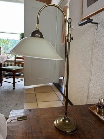 Vintage tafellamp van glas en koper beschikbaar voor biedingen