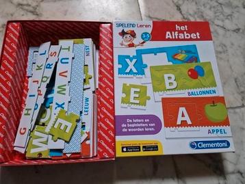 Het alfabet spelend leren Clementoni beschikbaar voor biedingen