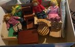 Doos met poppenhuis meubeltjes en poppetjes, Ophalen of Verzenden, Gebruikt, Toebehoren