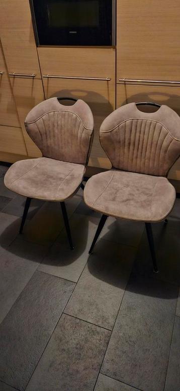 2 Leuke Stoelen in Goede Staat, tientje p.st. beschikbaar voor biedingen