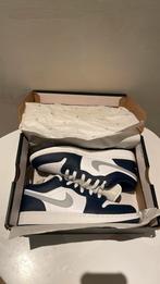 NIEUW IN DOOS Nike air jordan 1 blauw/wit/grijs maat 40, Kleding | Heren, Schoenen, Blauw, Nieuw, Ophalen of Verzenden, Sneakers of Gympen