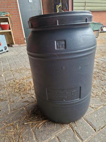 2 voertonnen grijs 60l en 40l beschikbaar voor biedingen