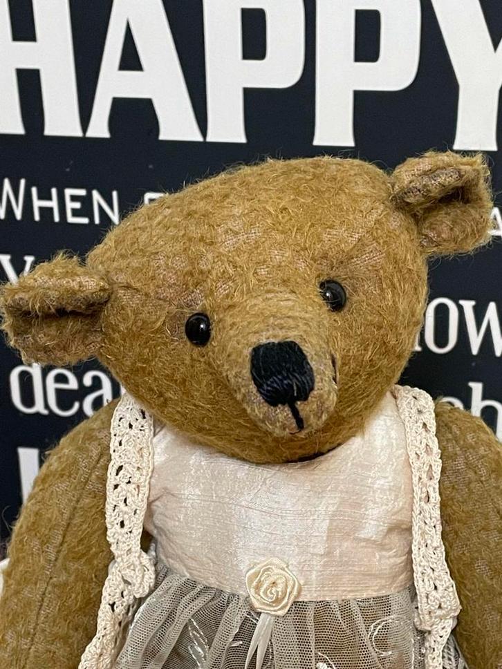 Prachtige artist mohair teddybeer met linnen notitieboekje, Verzamelen, Beren en Cherished Teddies, Zo goed als nieuw, Stoffen beer